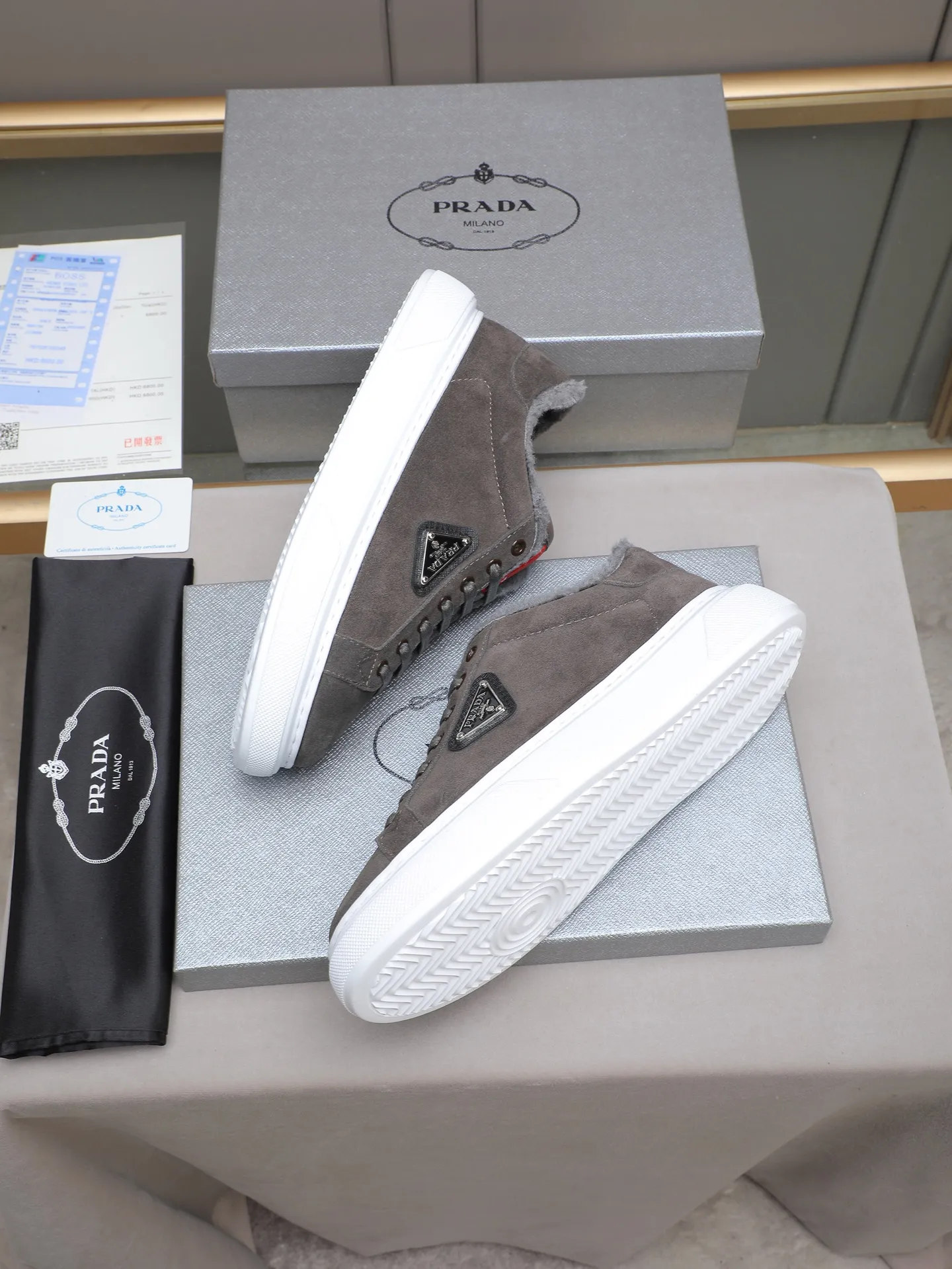 PP440 Prada/Prada men's new casual shoes, this upper is made of imported calfskin + velvet lining! The outside is decorated with the P family's classic metal triangle enamel logo, and the outsole is made of non-slip sports foam ultra-light outsole, which feels good on the feet and is a fashionable and fashionable item! Four colors to choose from!  Size: 38-44 (45 customized)